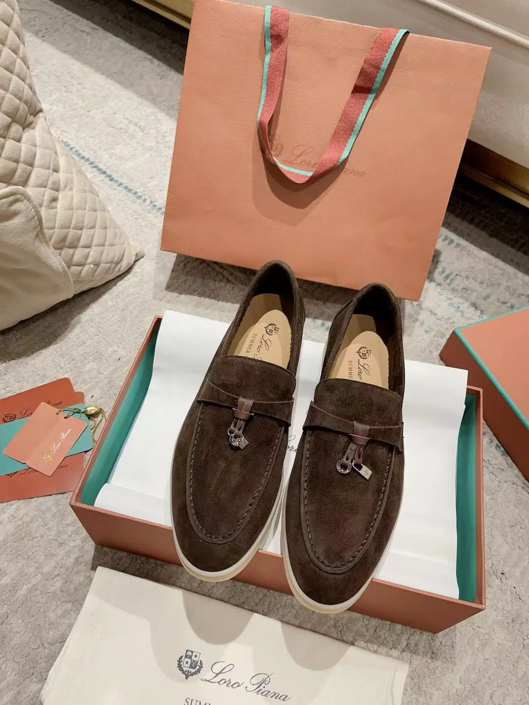 Factory price: 520💰4050 new color. Original purchase, 1⃣️: 1⃣️ folded and developed, Loro Piana professional model to try on feet, quality purchase level, flash sale of common products on the market, welcome to compare, original packaging. Fabric: Imported from Italy🐑High mercerized shearling, Lining: Hand-sewn mark thread in water-dyed cowhide imported from Italy🧵, high-end and elegant. Comfortable on the feet. Size: Women's 35-42 (41, 42) customized, non-returnable, men's 38-45 (46, 47, 48) customized, non-refundable. Fashionable boutiques that you can’t miss, a must-have item